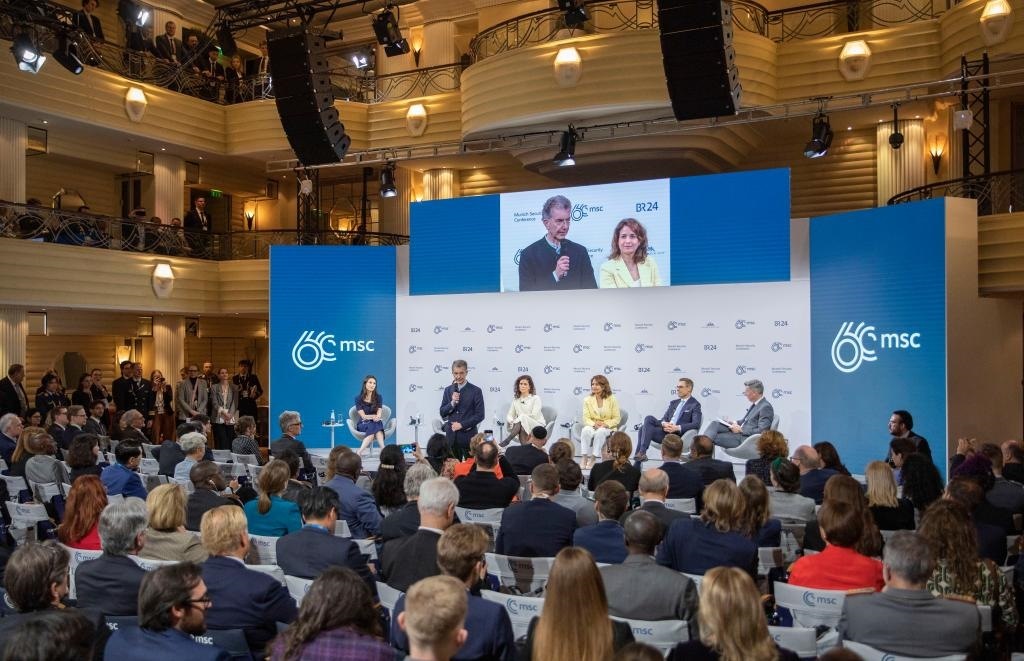 2024年2月18日，慕安會主席克里斯托夫·霍伊斯根（中左二）在德國慕尼黑舉行的第60屆慕尼黑安全會議上發(fā)表閉幕致辭。新華社記者 張帆 攝