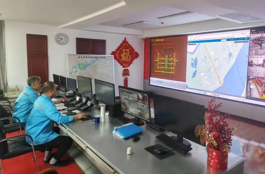 工作人員在燃?xì)庹{(diào)度中心值守。受訪者供圖