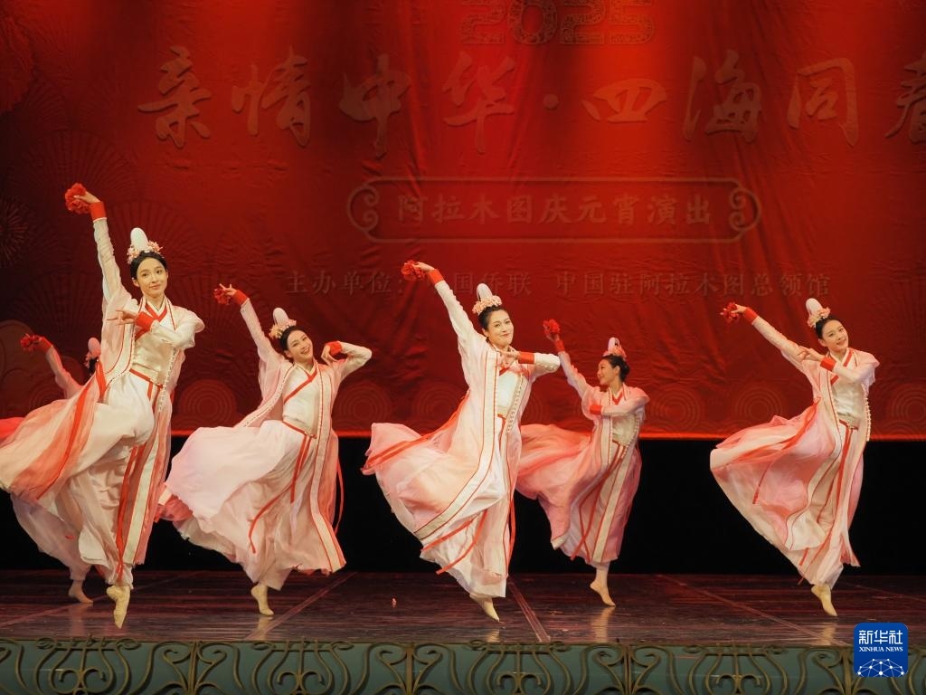 2月11日，在哈薩克斯坦阿拉木圖的阿拜國(guó)家歌劇和芭蕾舞劇院，中國(guó)演員表演舞蹈《元日霓裳》。新華社記者 趙宇 攝