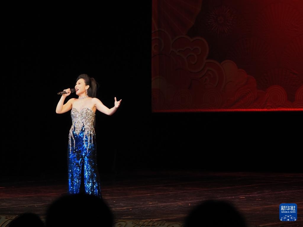 2月11日，歌手在哈薩克斯坦阿拉木圖的阿拜國(guó)家歌劇和芭蕾舞劇院演唱歌曲。新華社記者 趙宇 攝