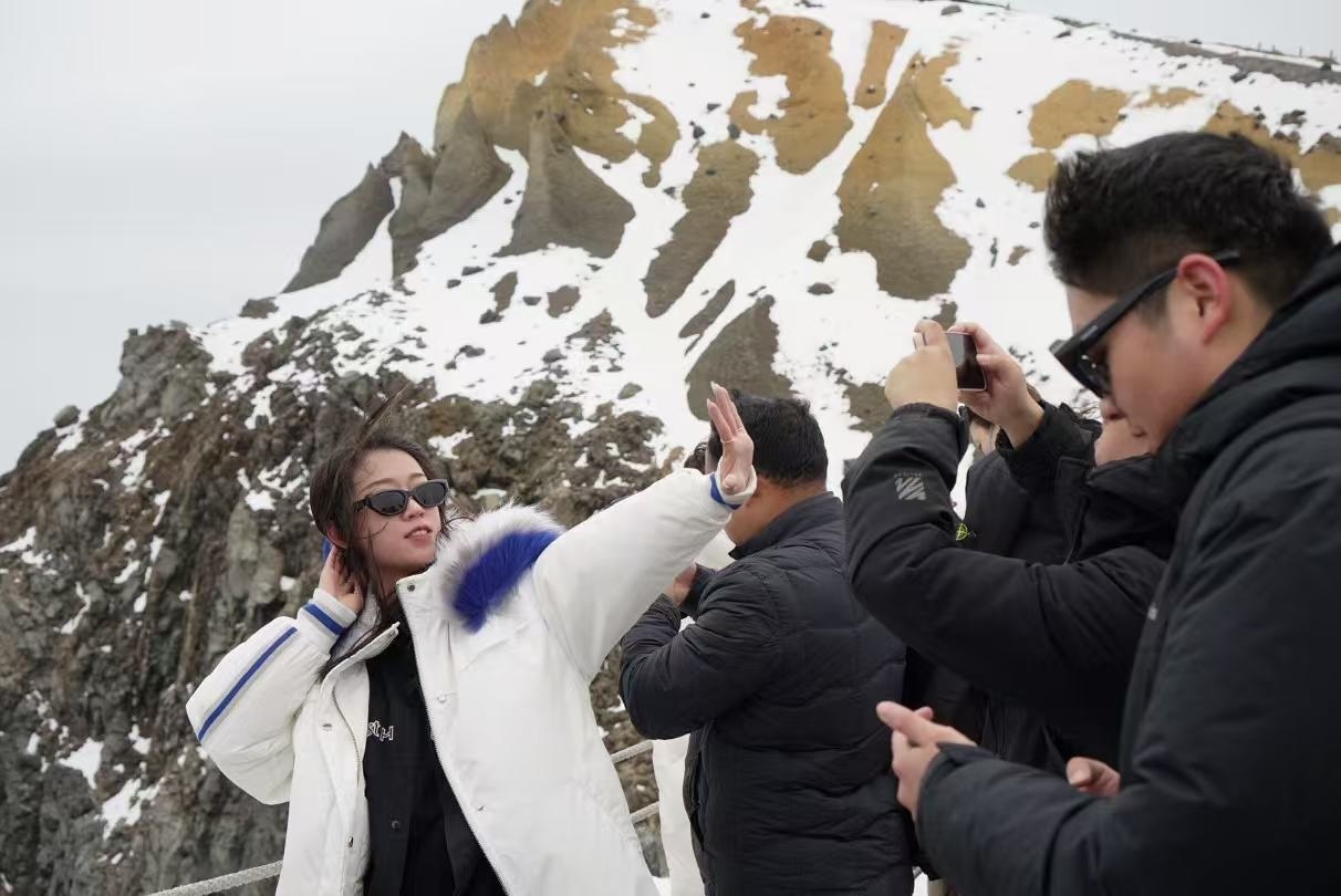 長白山天池旁游客拍照留念。人民網(wǎng) 皇甫萬里攝