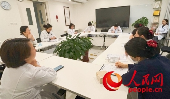 交班會上，海淀醫(yī)院安寧療護團隊討論患者和家屬需求。人民網記者 金慧慧攝
