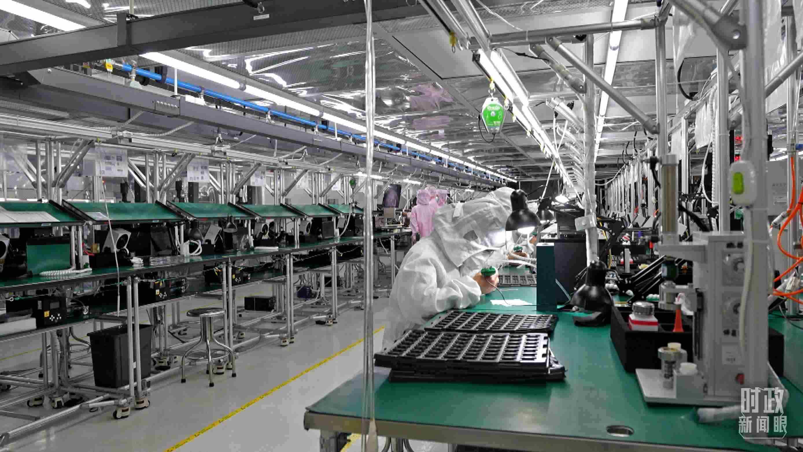 △四川省宜賓市極米光電有限公司的無塵車間光機組裝線。（總臺央視記者范學禹拍攝）