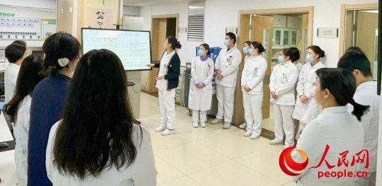 華西第四醫(yī)院姑息醫(yī)學(xué)科交班會(huì)上，護(hù)士介紹患者情況。人民網(wǎng)記者 金慧慧攝