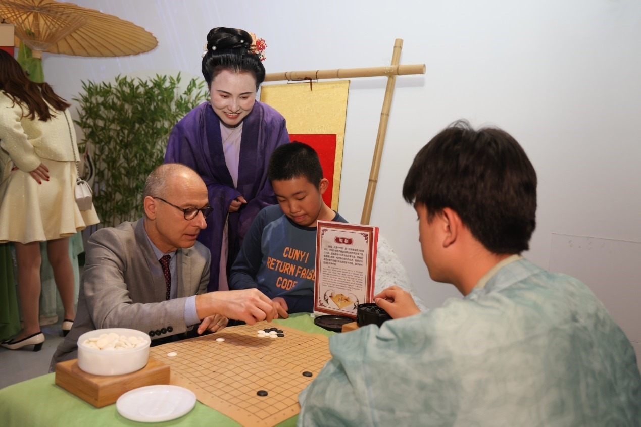 嘉賓體驗(yàn)圍棋對(duì)弈。人民網(wǎng)記者 任皓宇攝