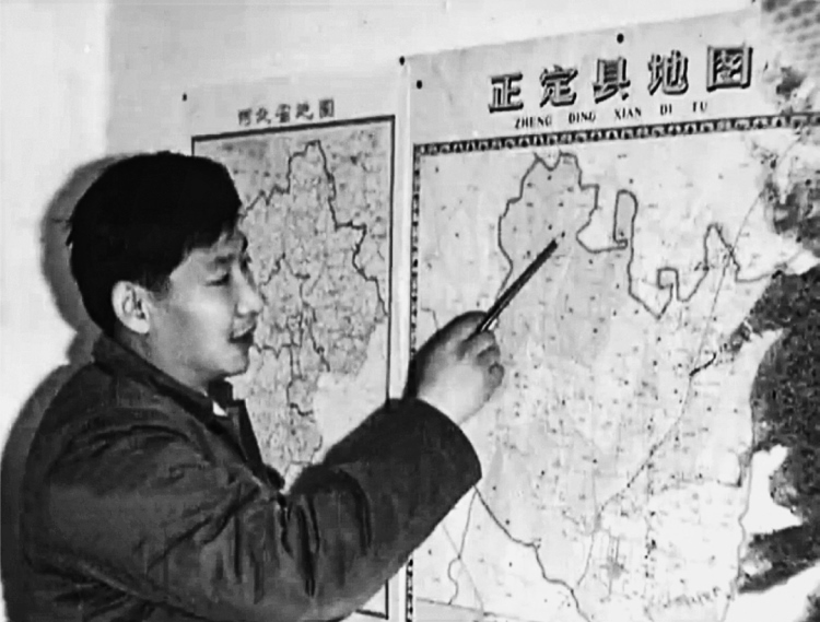 習(xí)近平在辦公室地圖前謀劃正定的發(fā)展。（圖源：《讓群眾過(guò)上好日子——習(xí)近平正定足跡》）