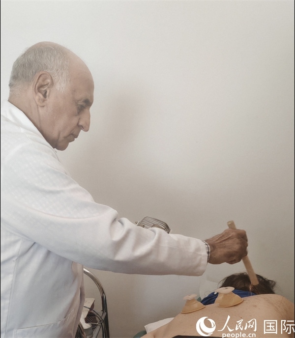哈利勒正在治療病人。人民網(wǎng)記者 黃培昭攝