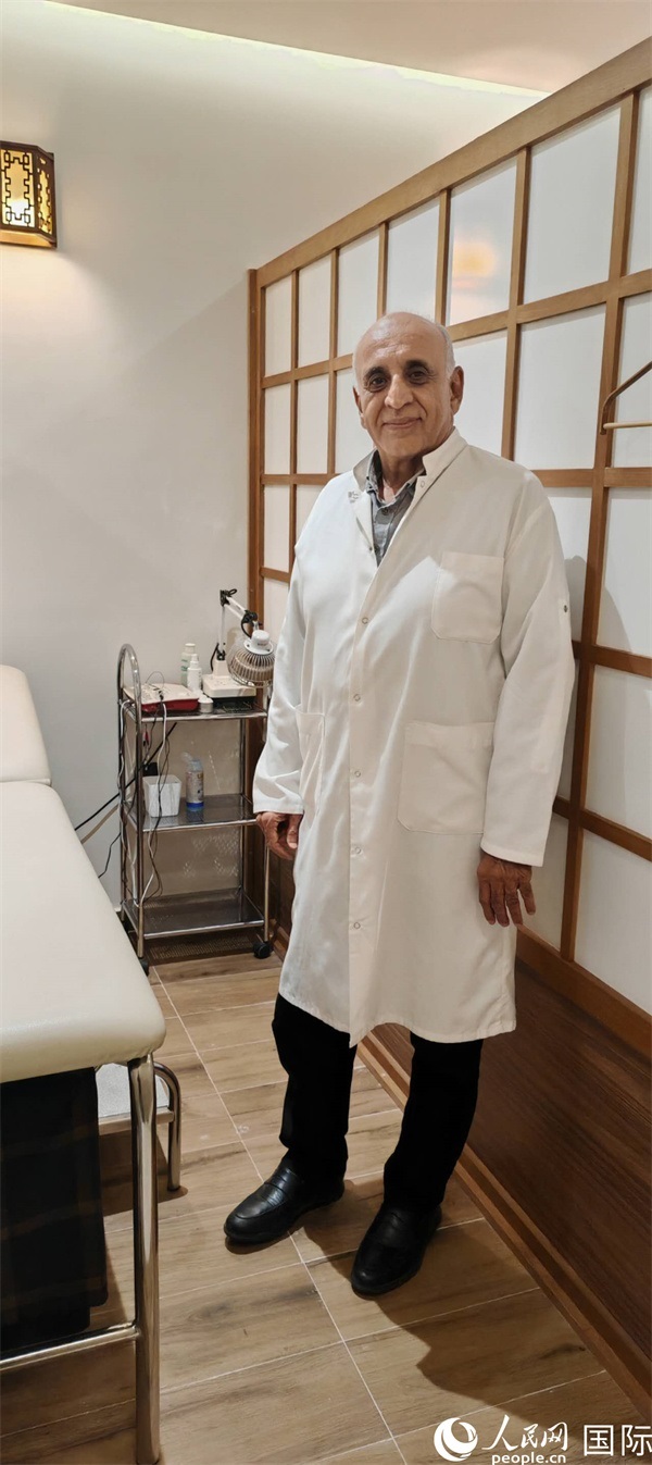 哈利勒在中醫(yī)診所。人民網(wǎng)記者 黃培昭攝