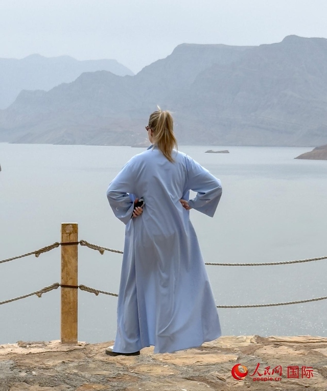 圖為一名游客正在俯瞰阿拉伯灣。人民網(wǎng) 塔里克·易卜拉欣攝