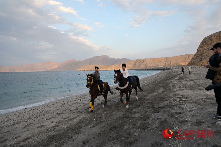 圖為游客在穆桑代姆一處海灘公園休閑玩耍。人民網(wǎng)記者 沈小曉攝