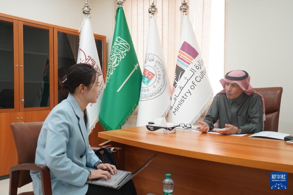 2月19日，“穆罕默德·本·薩勒曼王子沙特-中國文化合作獎”（簡稱“穆罕默德·本·薩勒曼王子獎”）秘書長阿卜杜勒·穆赫辛·阿基利（右）在沙特首都利雅得接受新華社記者專訪。新華社記者 尹炣 攝