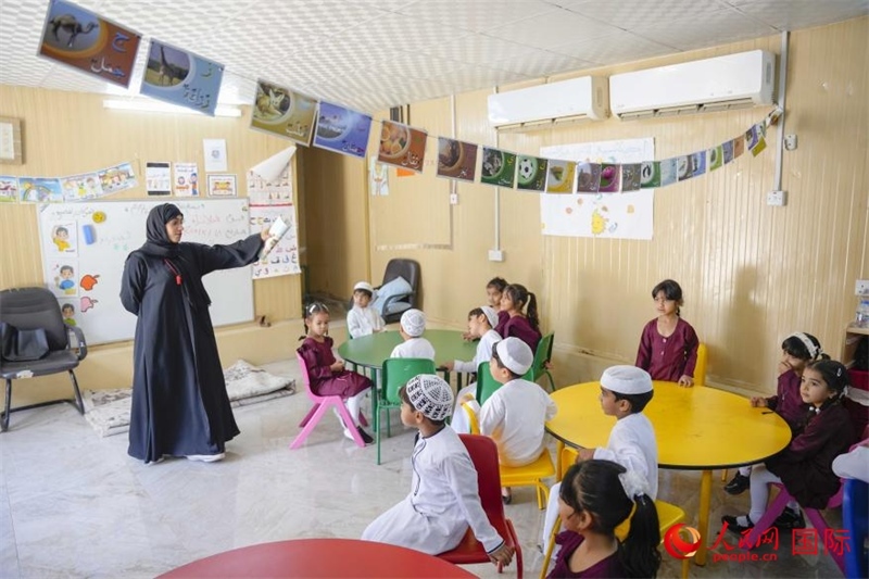 在庫姆扎爾的學校，老師正在給孩子們上課。人民網(wǎng) 塔里克·易卜拉欣攝