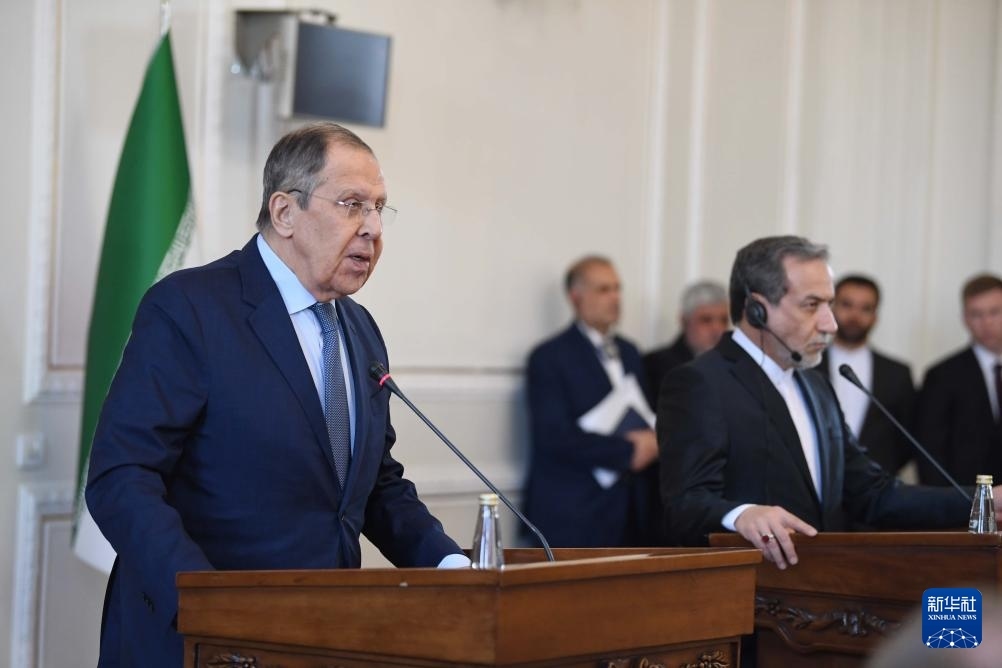 2月25日，在伊朗德黑蘭，俄羅斯外長拉夫羅夫（左）與伊朗外交部長阿拉格齊出席聯(lián)合新聞發(fā)布會。新華社記者 沙達提 攝