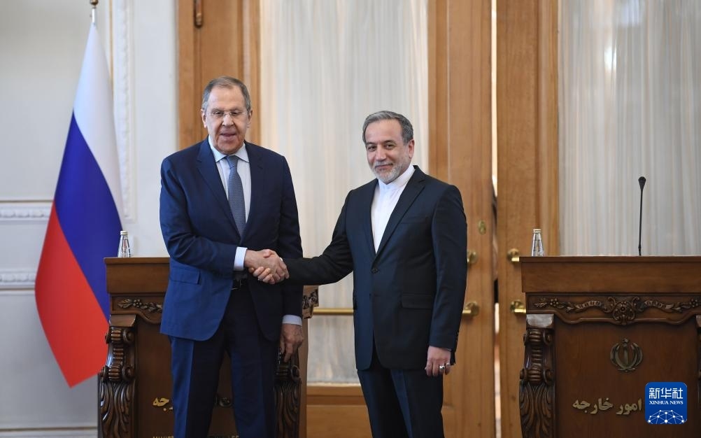 2月25日，在伊朗德黑蘭，伊朗外交部長阿拉格齊（右）與俄羅斯外長拉夫羅夫出席聯(lián)合新聞發(fā)布會。新華社記者 沙達提 攝