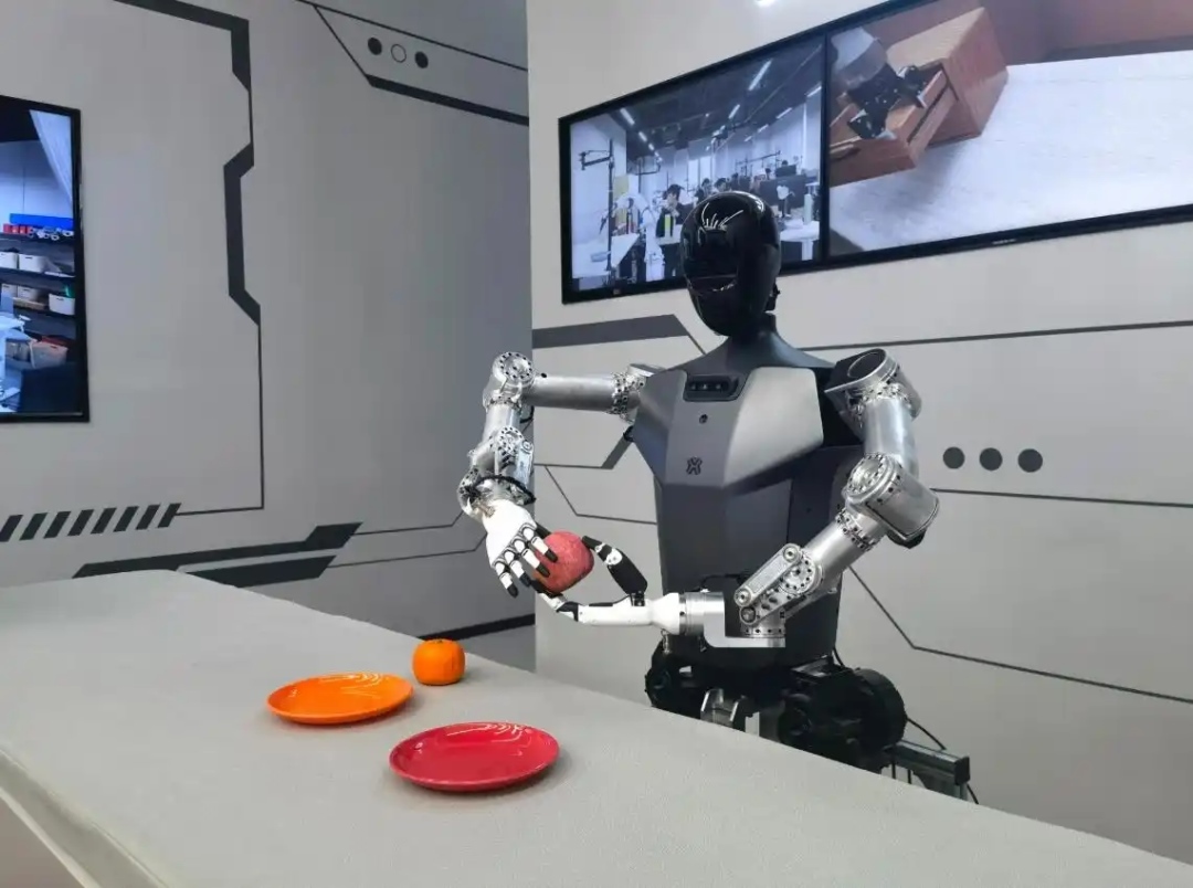 △2025年2月24日，北京“機(jī)器人大世界”展出的機(jī)器人正在完成日常家務(wù)。