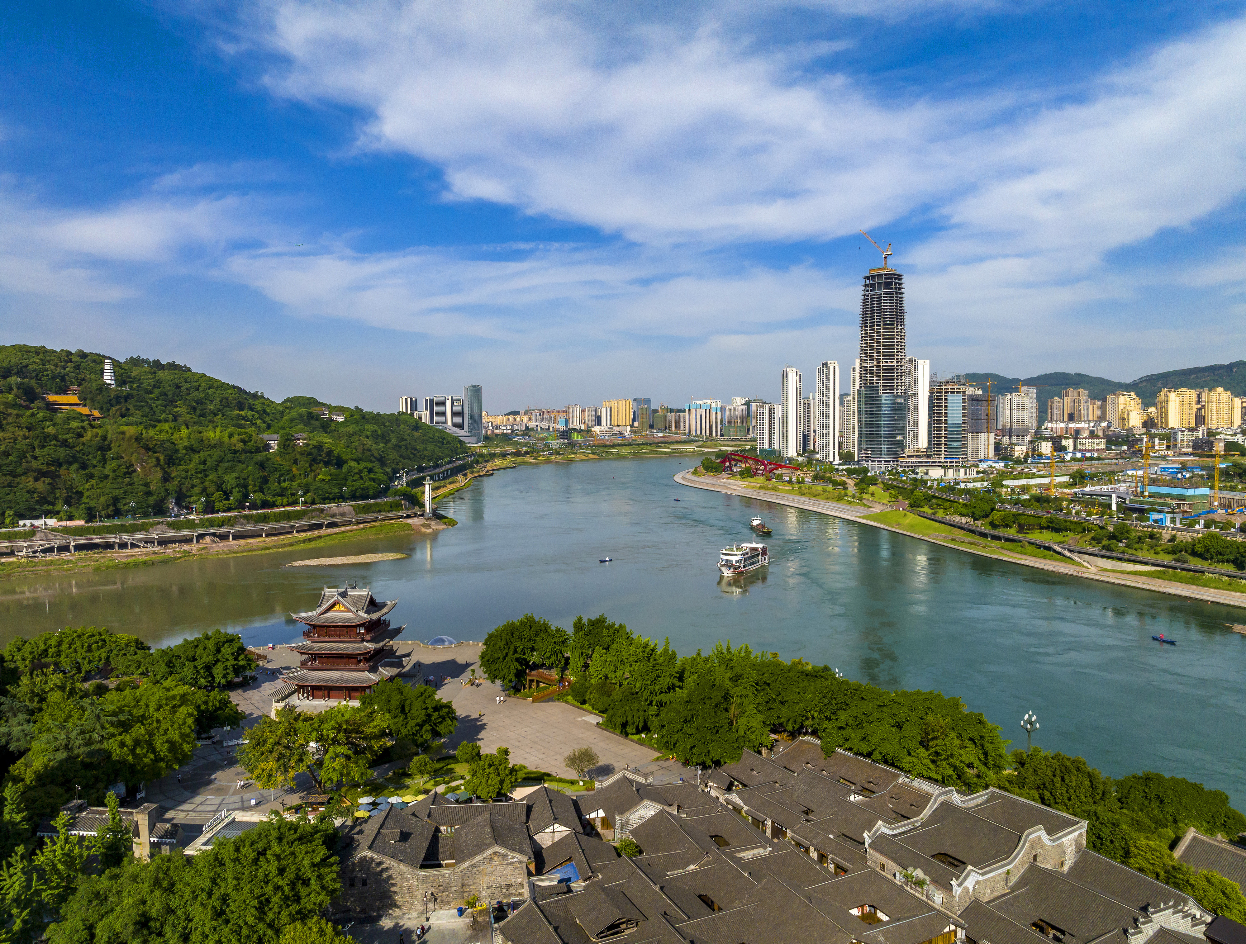 “長江首城”四川宜賓，經(jīng)過長江生態(tài)綜合治理后的三江交匯處風(fēng)光。