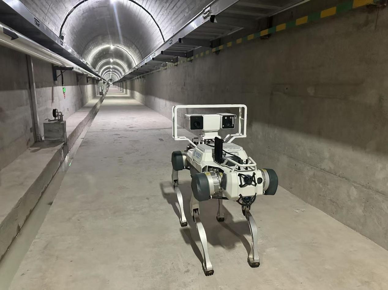 機(jī)器人正在對大壩廊道進(jìn)行巡檢，重點(diǎn)監(jiān)測裂縫，滲水點(diǎn)，積水等。水利部供圖