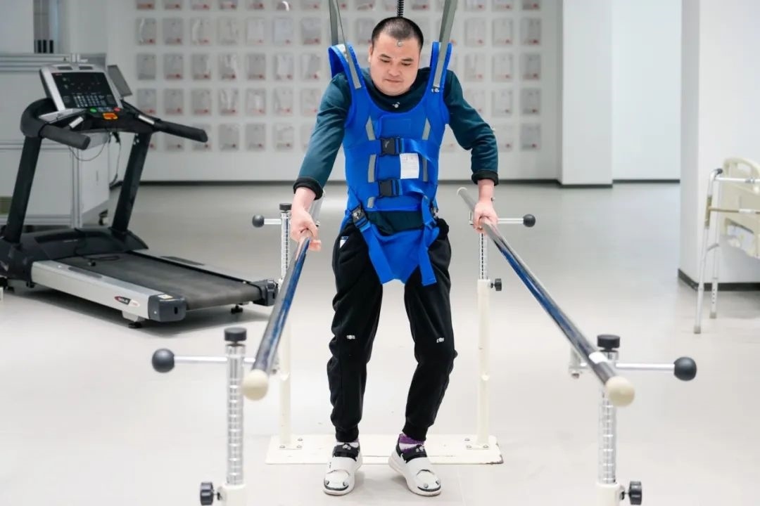 在術(shù)后第14天，患者依靠自身運(yùn)動(dòng)意圖行走。復(fù)旦大學(xué)供圖