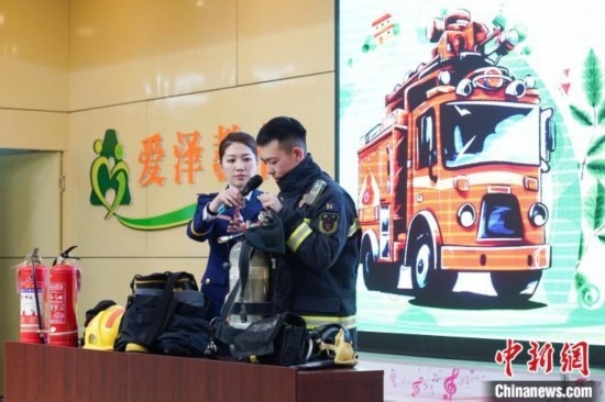 圖為消防員介紹消防裝備。中新社記者 趙宇航 攝