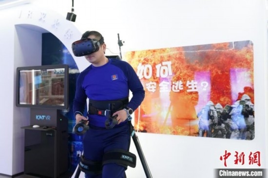 圖為消防員利用VR展示火災(zāi)如何逃生。中新社記者 趙宇航 攝