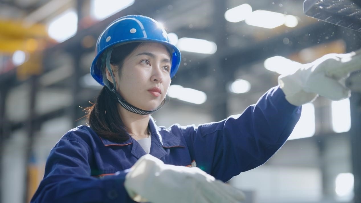 老中鐵路有限公司萬象運營管理中心機(jī)輛車間希達(dá)在工作中。老中鐵路有限公司供圖