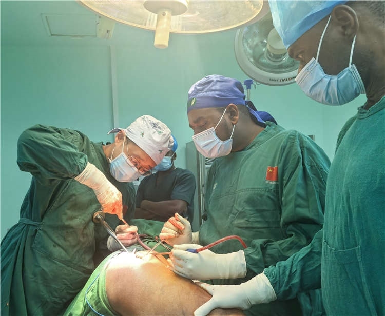 王磊醫(yī)師手術(shù)中。中國援桑醫(yī)療隊供圖