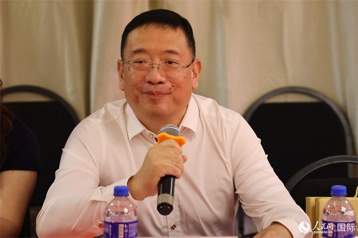 巴西文協(xié)主席上官建峰在座談會上致辭。人民網(wǎng)記者 陳海琪攝