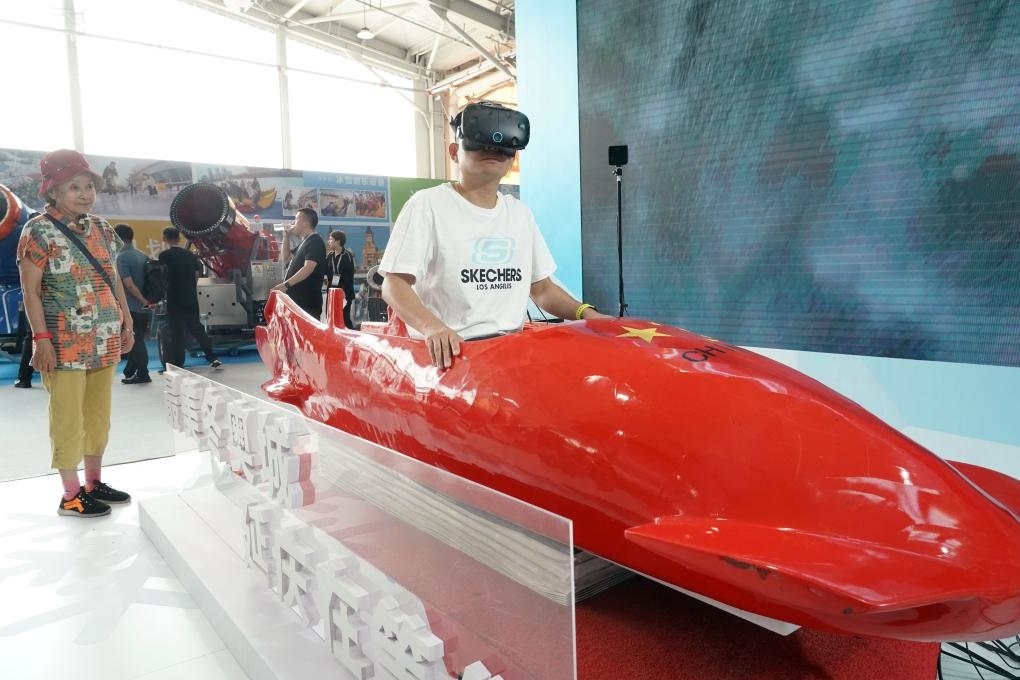 2023年9月15日，觀眾在2023國際冬季運動（北京）博覽會現(xiàn)場通過VR設備體驗雪車。新華社記者 任超 攝