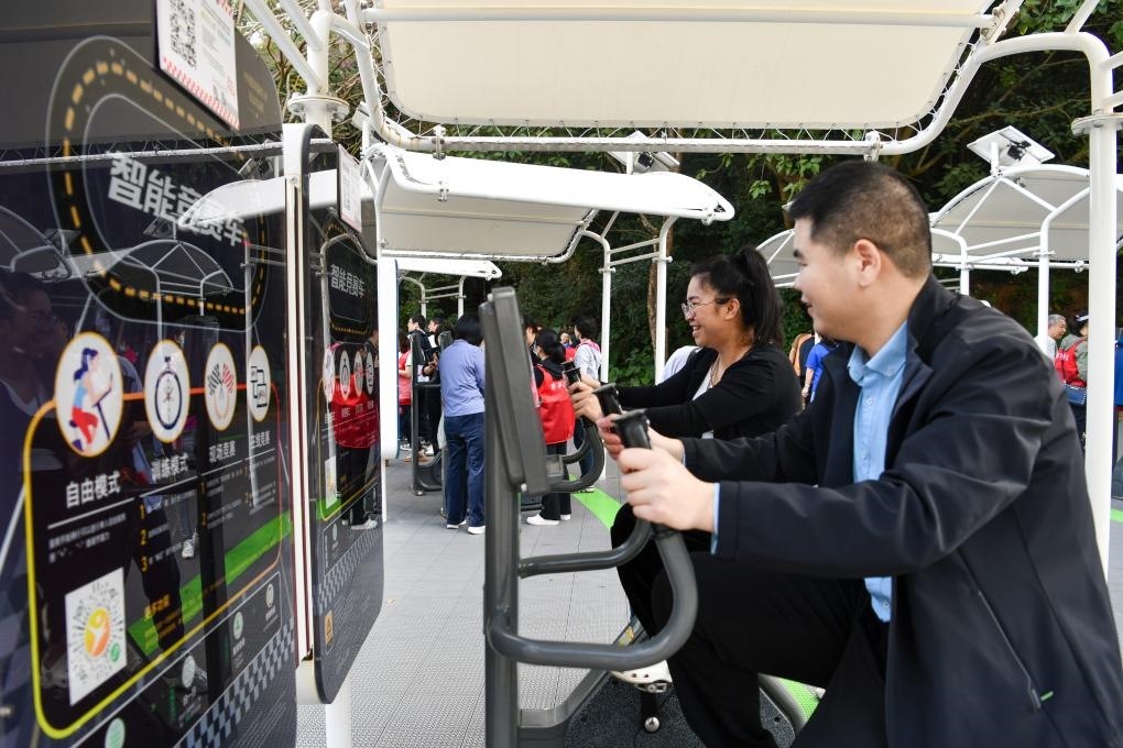 2024年1月20日，市民在蓮花山公園西區(qū)室外智能健身房參加競賽活動。當日，深圳市室外智能健身競賽活動舉行。新華社記者 梁旭 攝