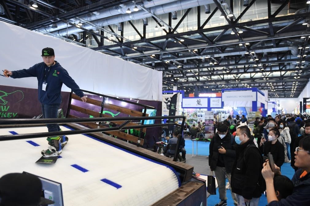 2023年2月11日，參觀者在展會上了解一款模擬滑雪設備。當日，2023亞洲運動用品與時尚展在國家會議中心拉開帷幕。新華社記者 張晨霖 攝