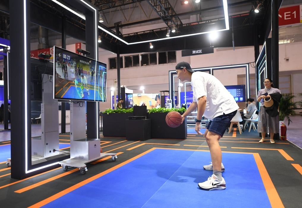 2023年8月25日，在HICOOL2023全球創(chuàng)業(yè)者峰會展覽展示區(qū)，觀眾體驗AI智慧體育運動系統(tǒng)。當日，HICOOL2023全球創(chuàng)業(yè)者峰會在位于北京市順義區(qū)的中國國際展覽中心（新館）開幕。新華社記者 任超 攝