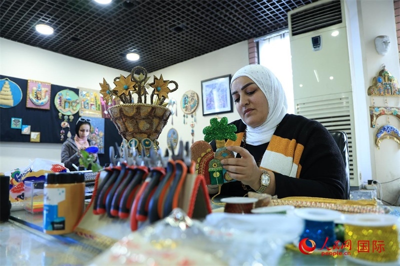 設(shè)計(jì)師娜達(dá)在制作巴比倫時(shí)期飾品。人民網(wǎng)伊納斯·易卜拉欣攝