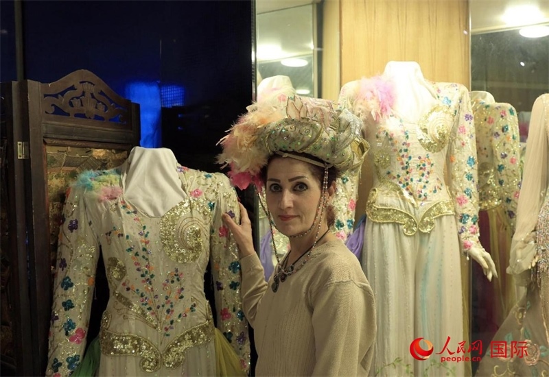 設(shè)計(jì)師展示阿拉伯阿巴斯王朝時(shí)期王冠。人民網(wǎng)伊納斯·易卜拉欣攝