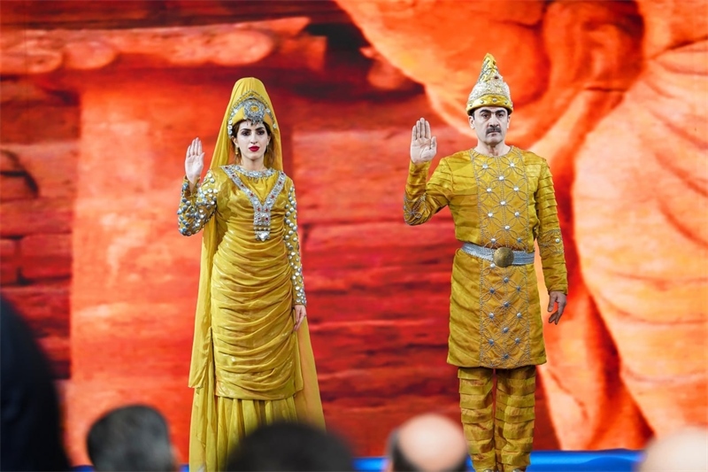 伊拉克時(shí)尚館舉辦的時(shí)裝展上，模特展示亞述時(shí)期服飾。伊拉克時(shí)尚館供圖