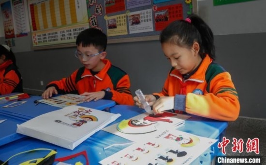 圖為學(xué)生參與“土族娃娃布貼畫”社教課。中新社記者 馬銘言 攝