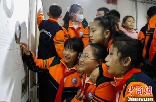 圖為學(xué)生參觀青海省博物館“1+3”主題流動展覽，了解在青海喇家遺址出土的齊家文化 · 玉三璜聯(lián)璧。中新社記者 馬銘言 攝