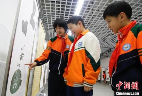 圖為學(xué)生了解出土于青海省西寧市大通回族土族自治縣的漢代鸞鳳銅熏爐蓋。中新社記者 馬銘言 攝