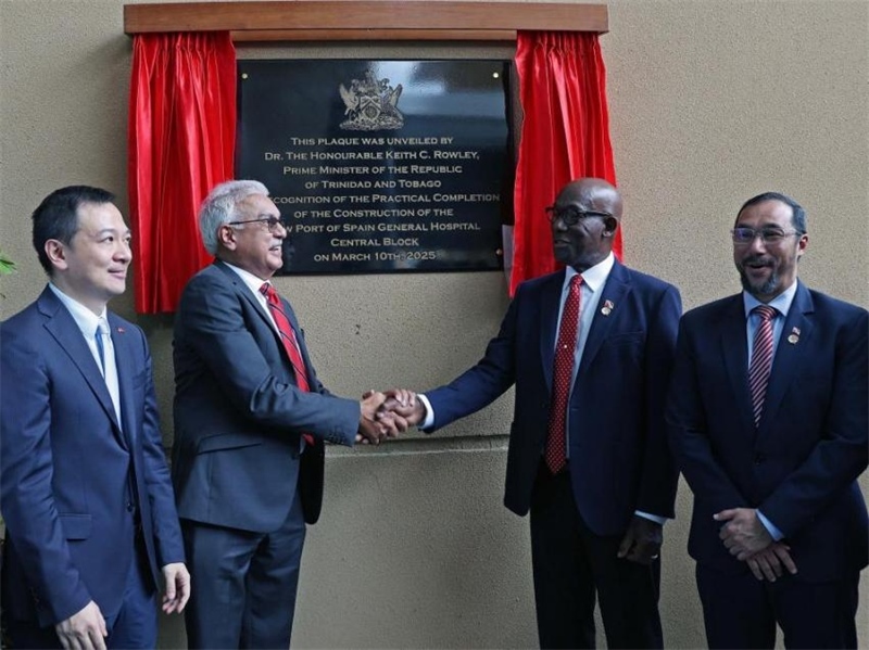 特多總理基思·羅利（右二）等特方政要、中國駐特多使館臨時代辦楊晗（左一）等出席西班牙港總醫(yī)院項目揭幕儀式。中國鐵建（加勒比）有限公司供圖