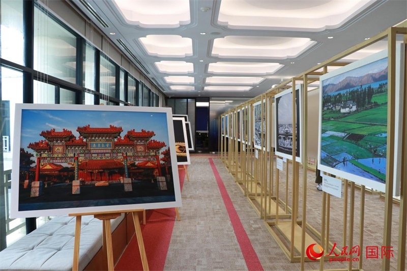 “遇見”攝影展現(xiàn)場。朱瀟逸攝