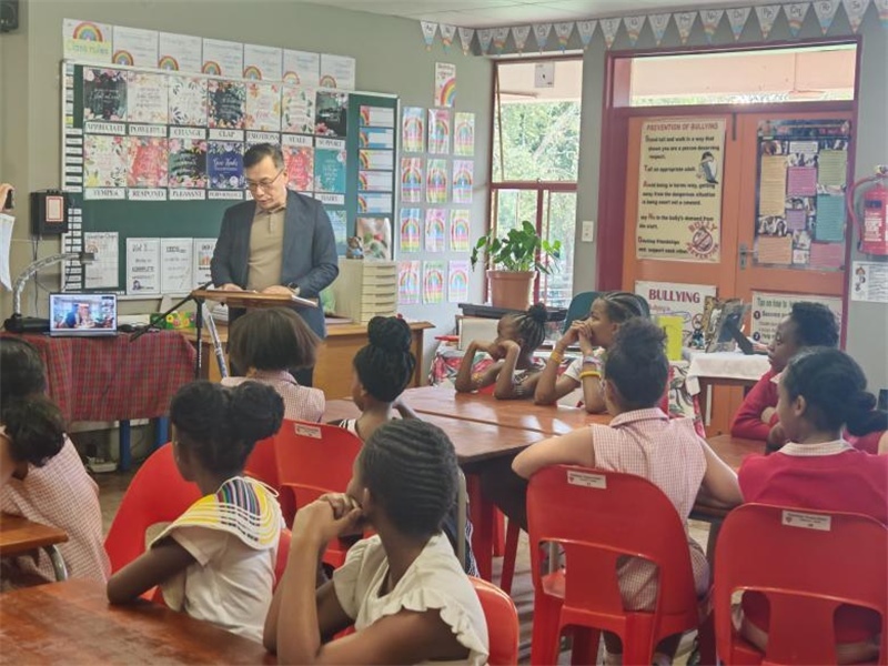 中國(guó)文化中心孔子課堂外方院長(zhǎng)陸志雷博士發(fā)言。