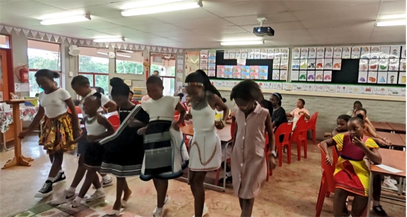 南非學(xué)生表演非洲歌舞，