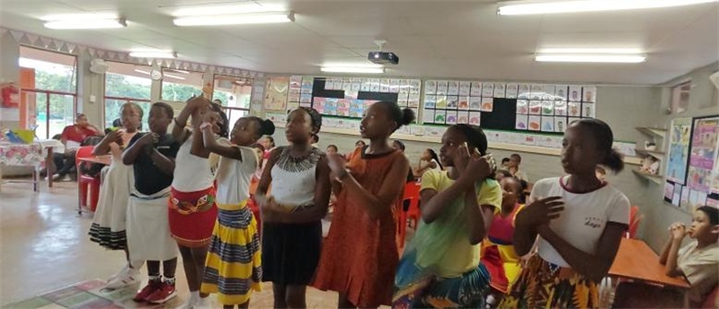 南非學(xué)生展示民族服飾，合唱《聽(tīng)我說(shuō)謝謝你》。