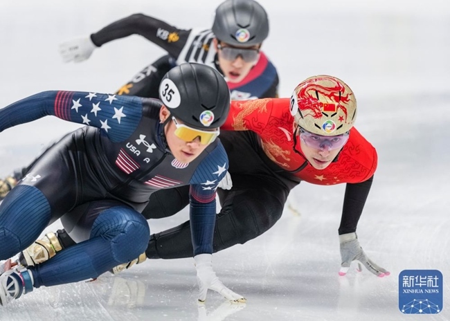 中國隊(duì)選手劉少昂（右）在比賽中。新華社記者 孫非 攝