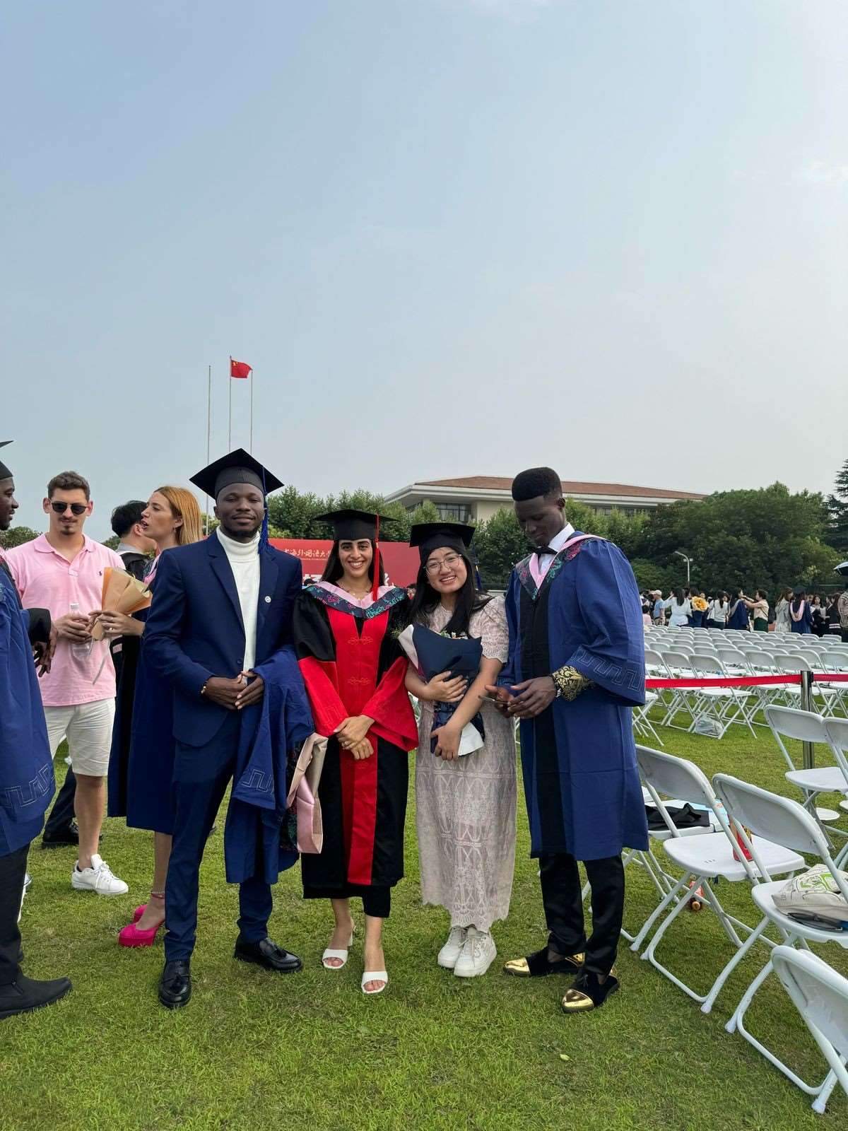 卡友琪（右三）在中國獲得學(xué)位后與同學(xué)合影。受訪者供圖