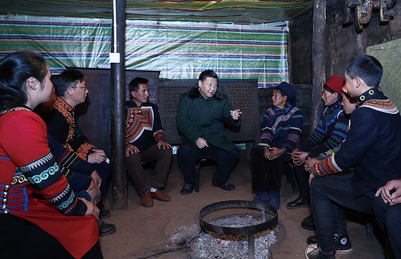 △2018年2月11日，四川涼山彝族自治州昭覺縣三岔河鄉(xiāng)三河村，習(xí)近平總書記來(lái)到村民節(jié)列俄阿木家中看望。