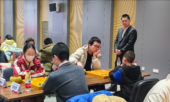 常昊觀戰(zhàn)年輕棋手們比賽。人民網(wǎng)記者 李乃妍攝