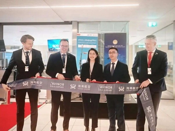 中國駐挪威大使侯悅（中）出席海航奧斯陸—北京直航開航儀式。中國駐挪威大使館供圖