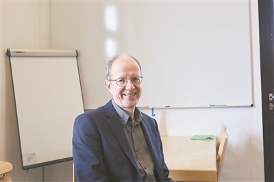 德國物理學(xué)會主席、雷根斯堡大學(xué)凝聚態(tài)物理學(xué)家克勞斯·里希特教授。駐德國記者 李山攝