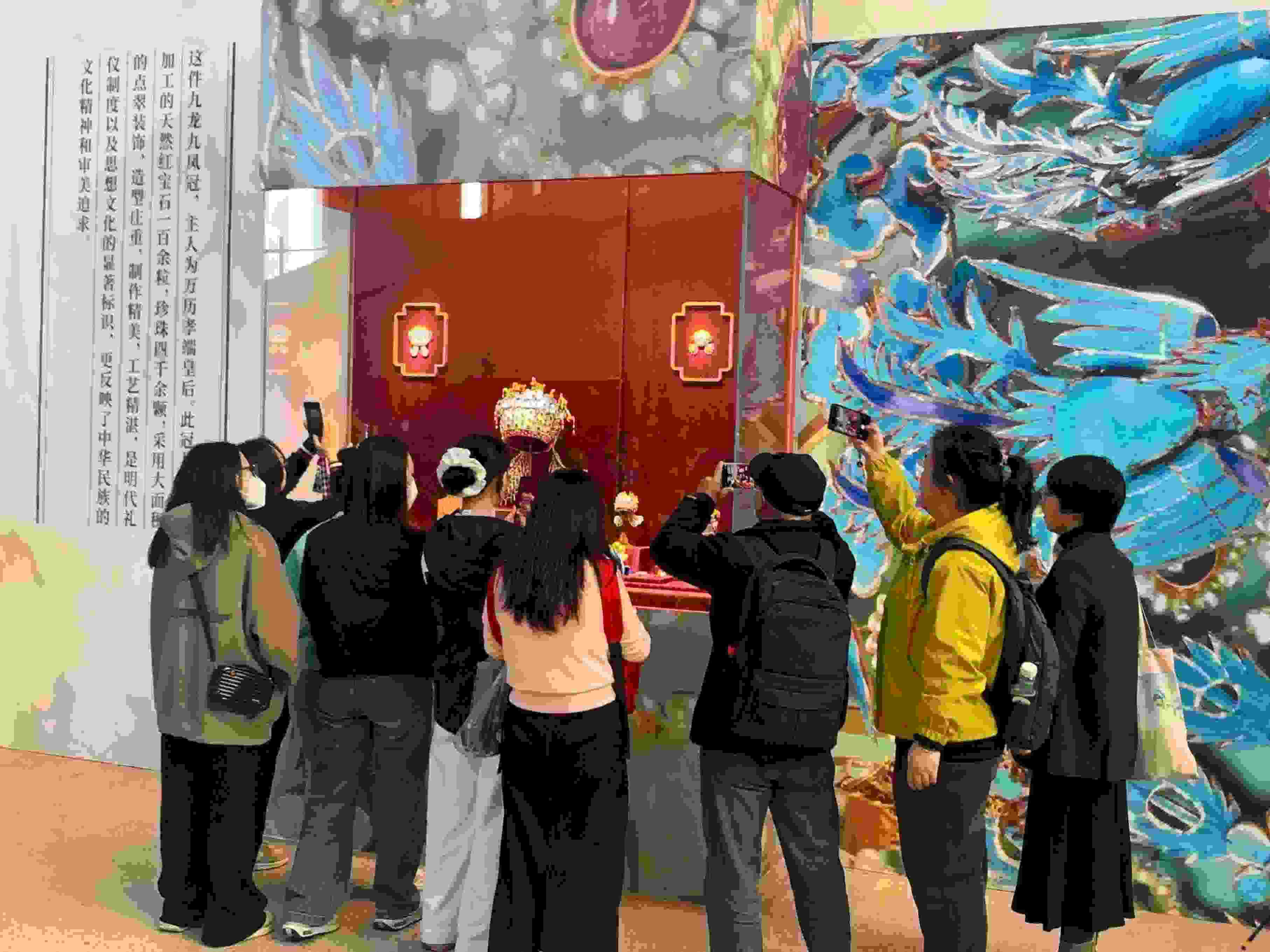 觀眾參觀國(guó)博鳳冠系列文創(chuàng)產(chǎn)品。人民網(wǎng)記者 劉穎穎攝