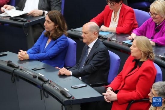 3月25日，在德國柏林，朔爾茨（中）出席新一屆德國聯邦議院首次全體會議。新華社記者 杜哲宇 攝